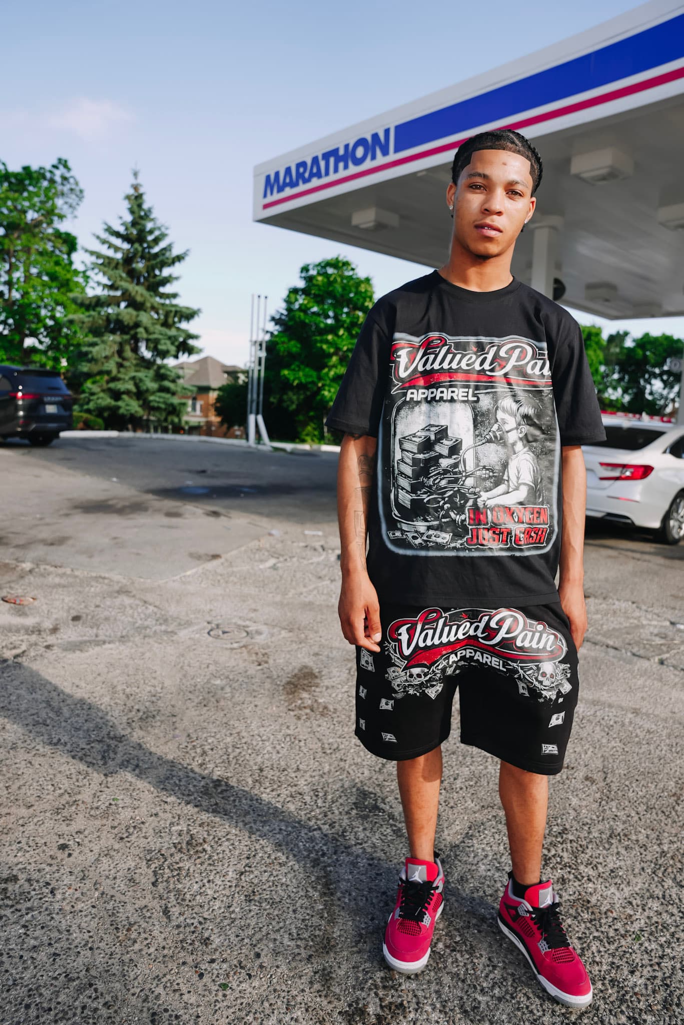 The black Oxygen set worn at the gas station — tee and Script shorts